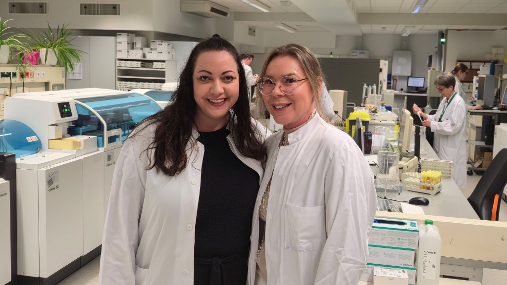 Christina Meng und Alexandra Gawron im Zentrallabor