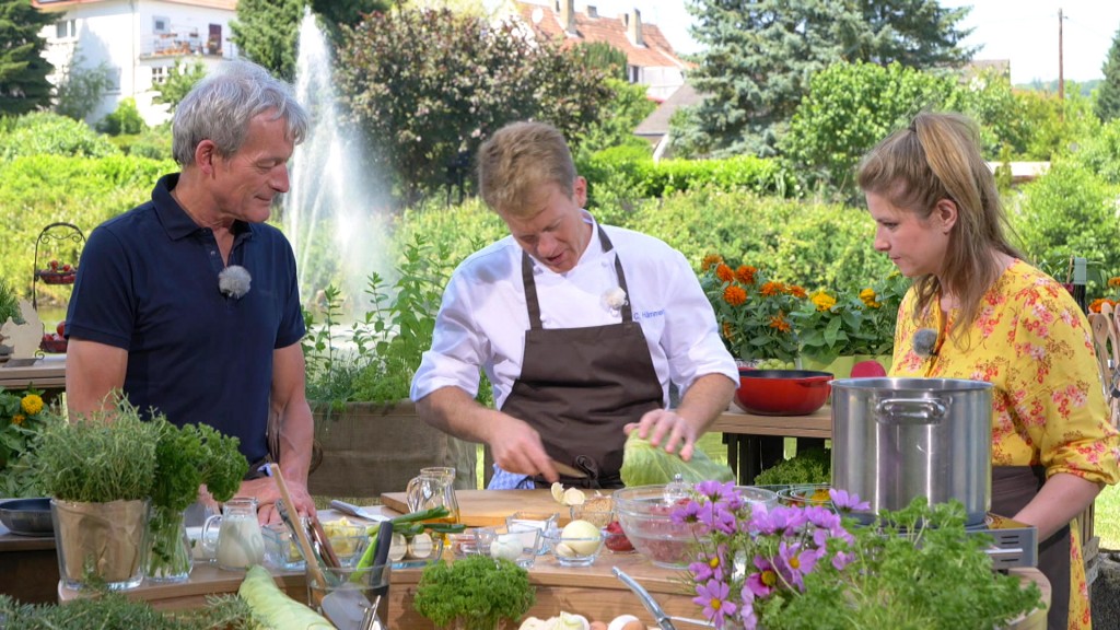 Foto: Hämmerle bereitet Kohlrouladen vor, Verena Sierra und Michel Koch