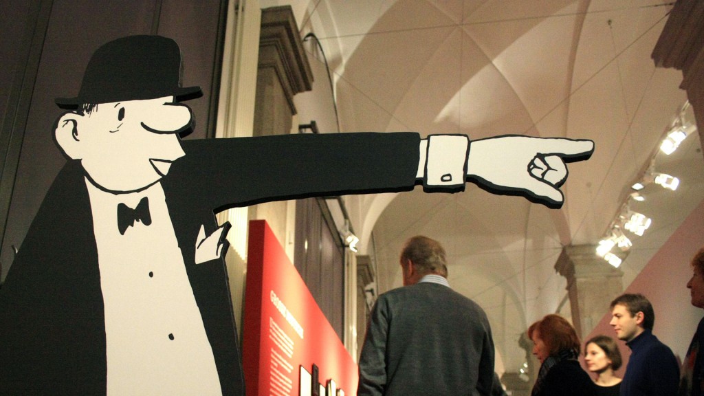 Foto: Figur mit Knollennase und ausgestrecktem Arm weist den Weg zur Vicco von Bülow alias Loriot Ausstellung „Achwas“