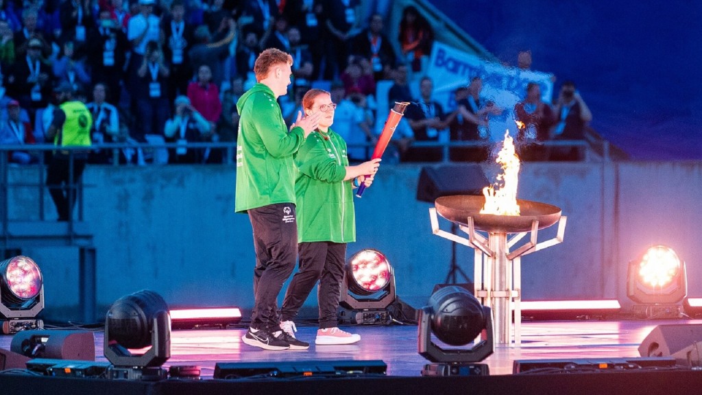 Die Fackelträger bei der Eröffnungsfeier der Special Olympics Nationalen Spiele Saarland 2026 im Ludwigsparkstadion.