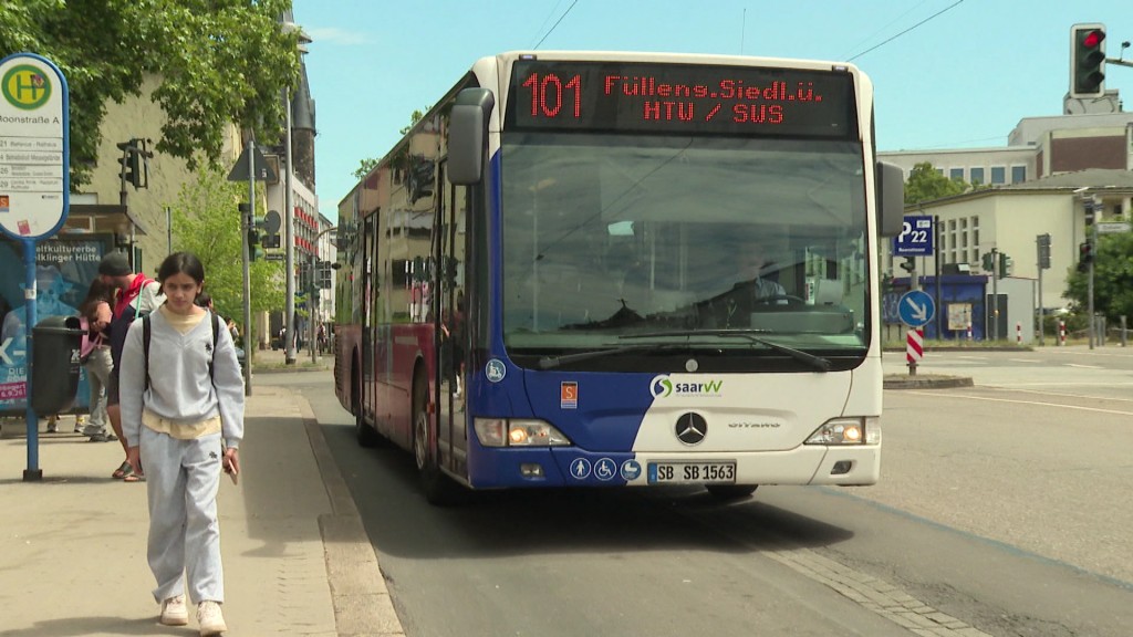 Foto: Bus fährt an einer Haltestelle ab