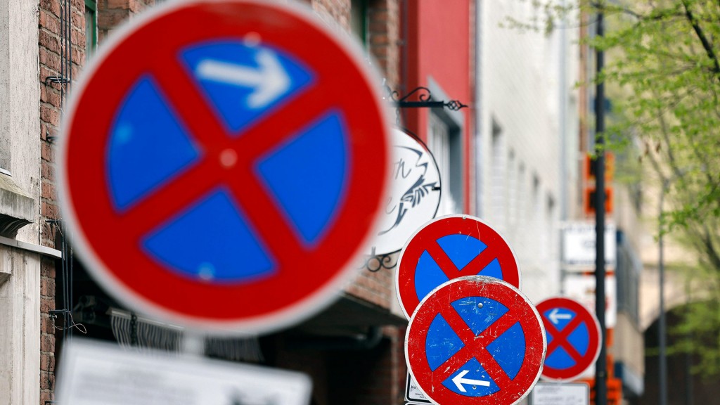 Mehrere Verkehrsschilder zeigen „Absolutes Haltverbot“ an