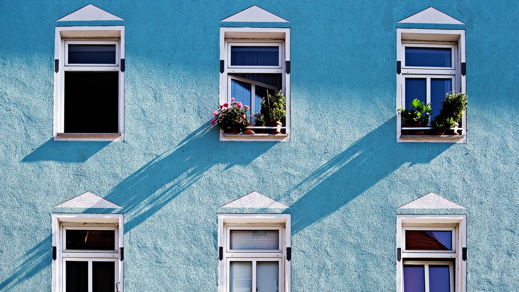 Hausfassade mit Fenstern und langen Schatten