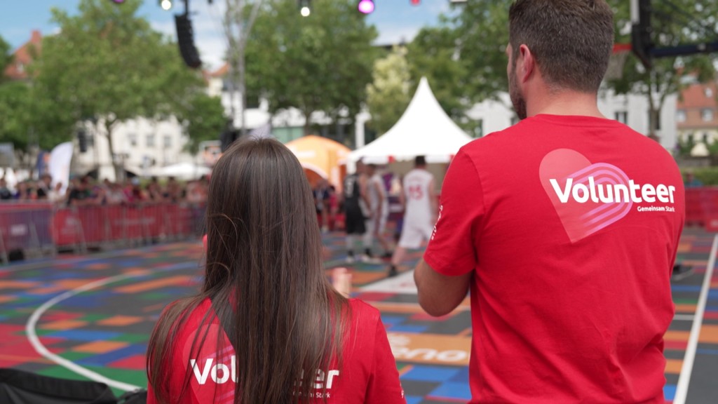 Foto: Zwei Volunteers bei den Special Olympics