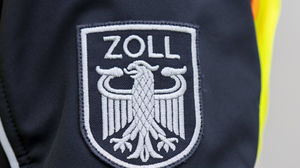 Symbolbild. Logo Zoll auf einer Uniform