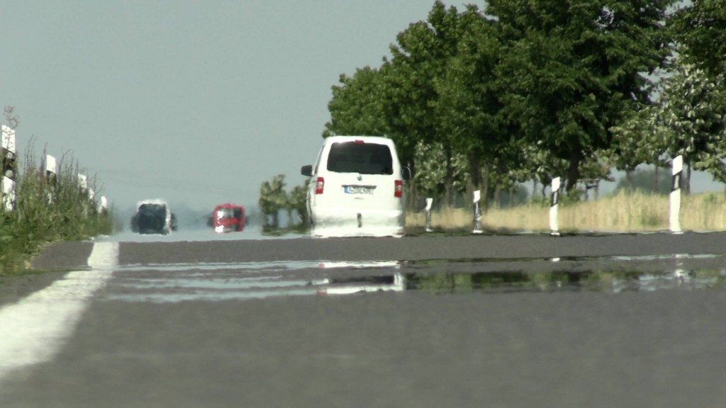 Foto: Hitzeflimmern über dem Asphalt einer Bundesstraße.