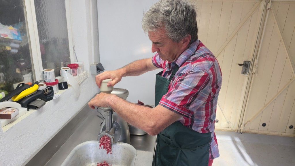 Albrecht Trenz macht Salami