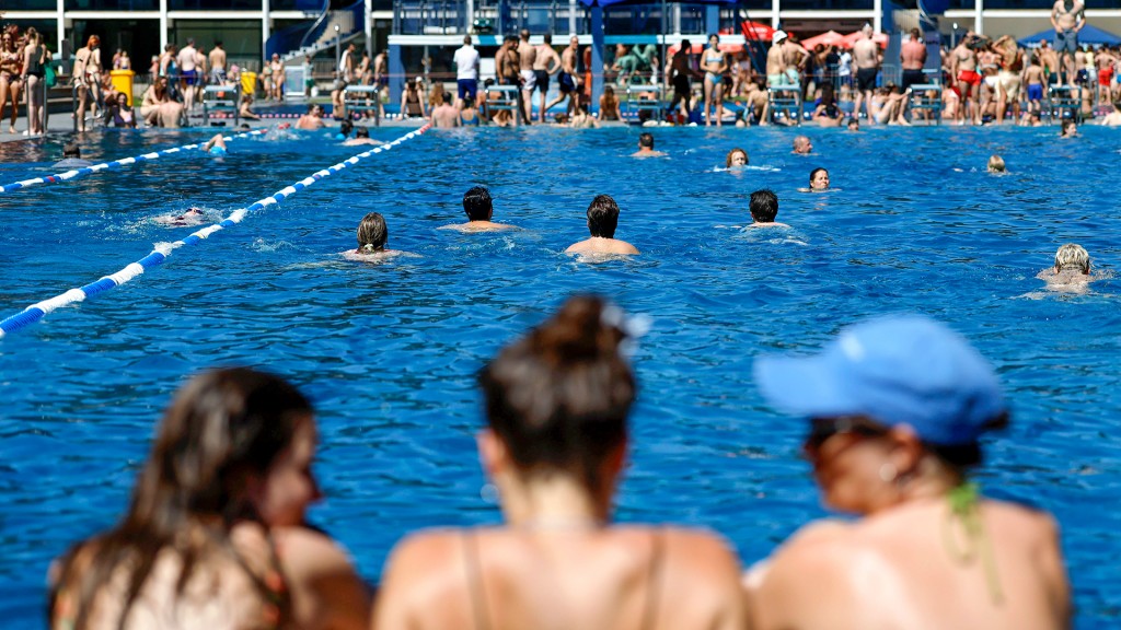 Zahlreiche Badegäste in einem Freibad