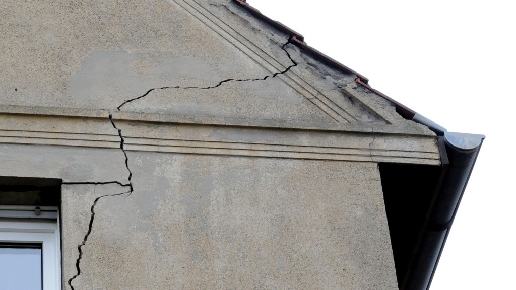 Foto: Im Fußboden eines Hauses klafft ein zentimeterbreiter Riss.