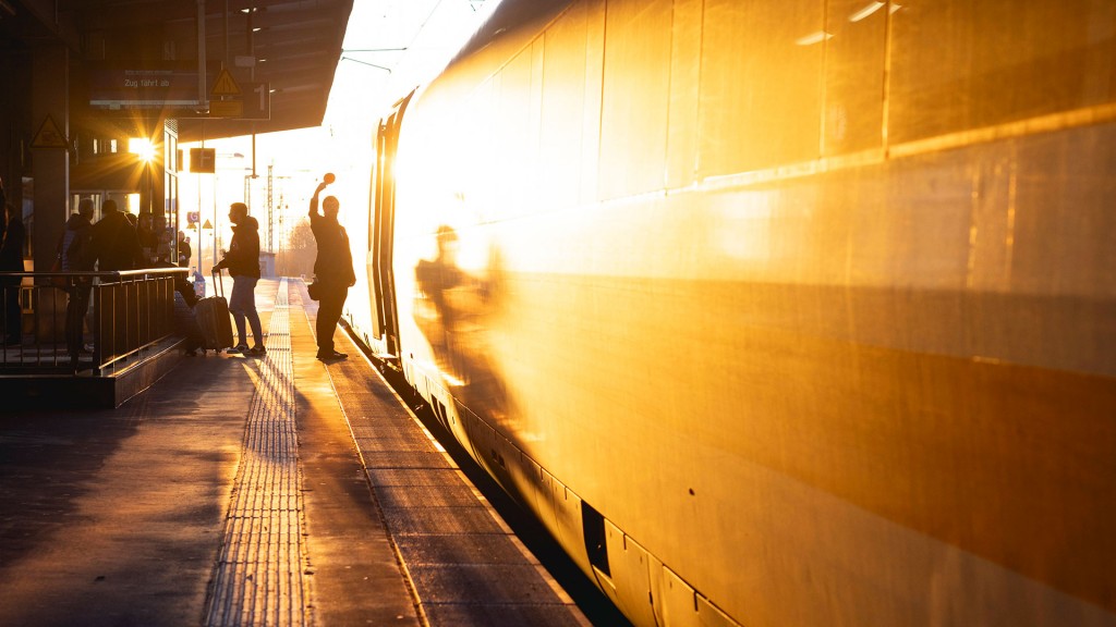 Ein Mitarbeiter der Bahn gibt ein Signal mit einer Kelle