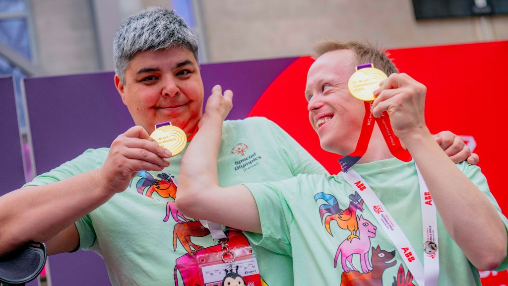 Foto: Hanni Kjeldsen und Thomas Hartmann freuen sich über ihre Goldmedaille beim Boccia Turnier der Special Olympics