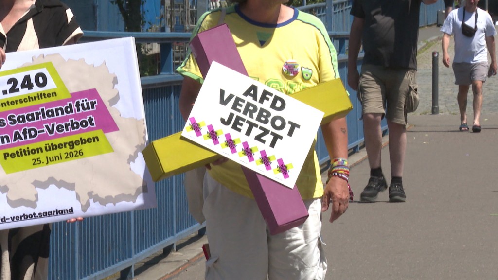 Aktivisten demonstrieren für AfD-Verbot