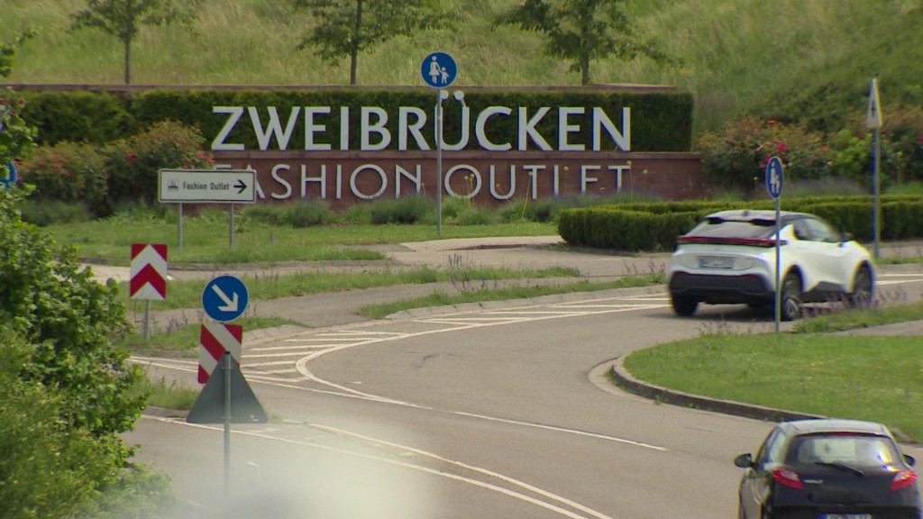 Schild Outletcenter Zweibrücken