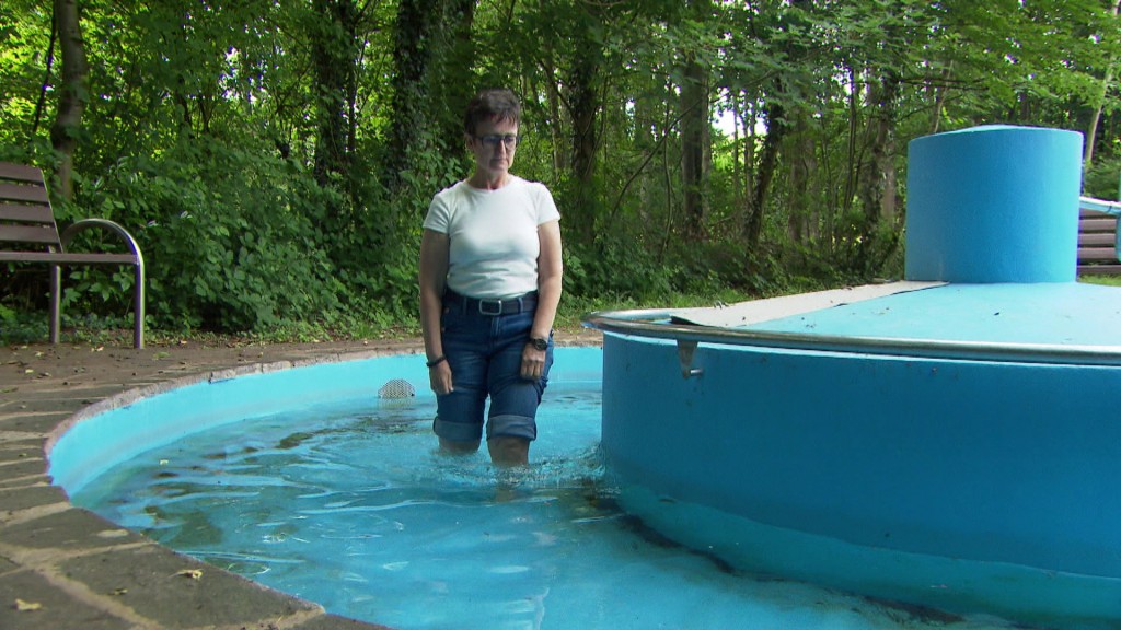 Foto: Frau in einem Wassertretbecken