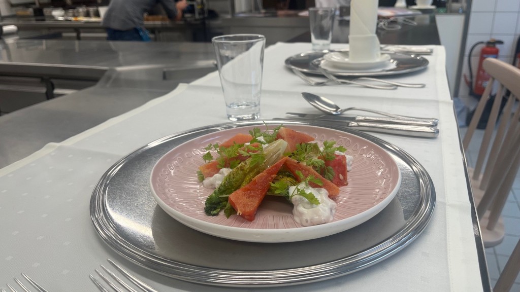 Gebratener Kopfsalat mit gegrillter Wassermelone