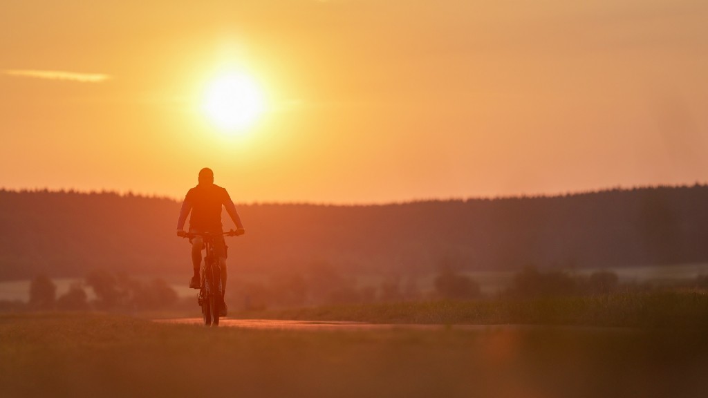 Ein Radfahrer ist am Morgen im Sonnenaufgang unterwegs