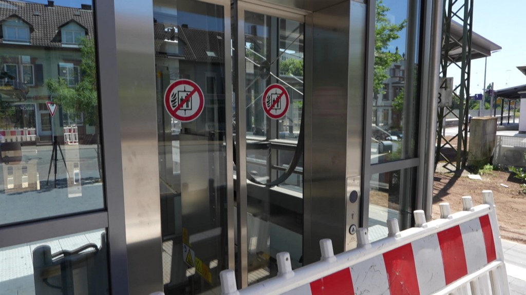 Der noch nicht in Betrieb gegangene Fahrstuhl am Bahnhof Ottweiler