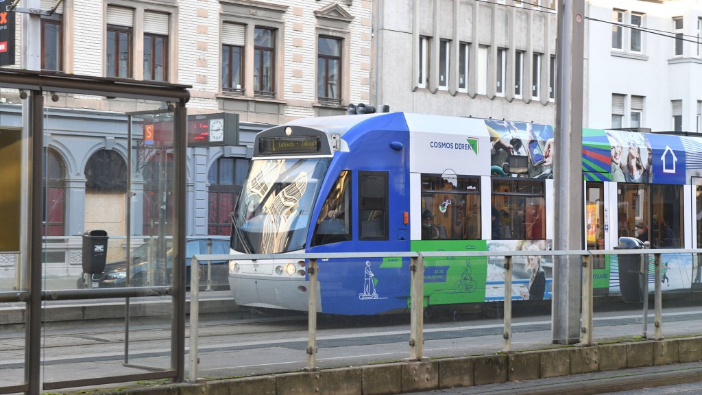 Foto: Eine Saarbahn hält an der Haltestelle Hellwigstraße in Saarbrücken