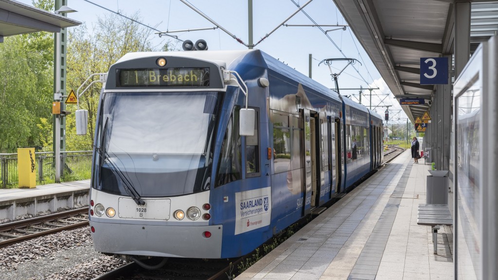 An der Saarbahnhaltestelle Johanniskirche weist die elektronische Anzeigentafel auf den Warnstreik der Gewerkschaft Verdi hin