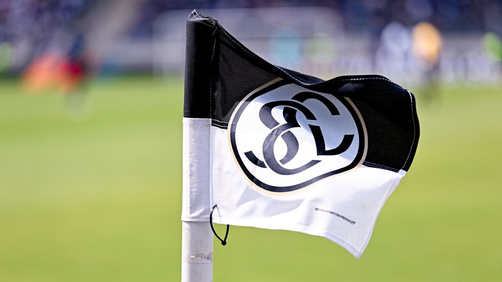 Eckfahne der SVE im Elversberger Stadion an der Kaiserlinde