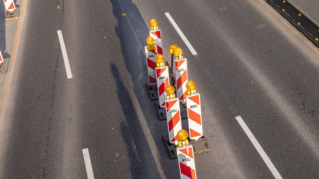 Foto: Warnbaken auf einer mehrspurigen Straße