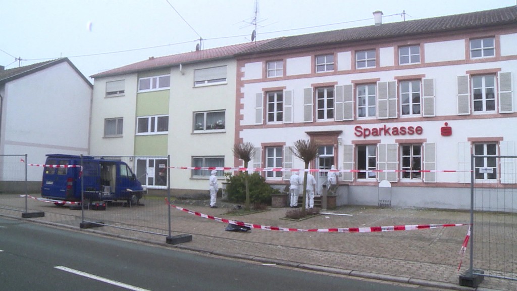 Foto: Tatort Sparkasse nach Geldautomatensprengung