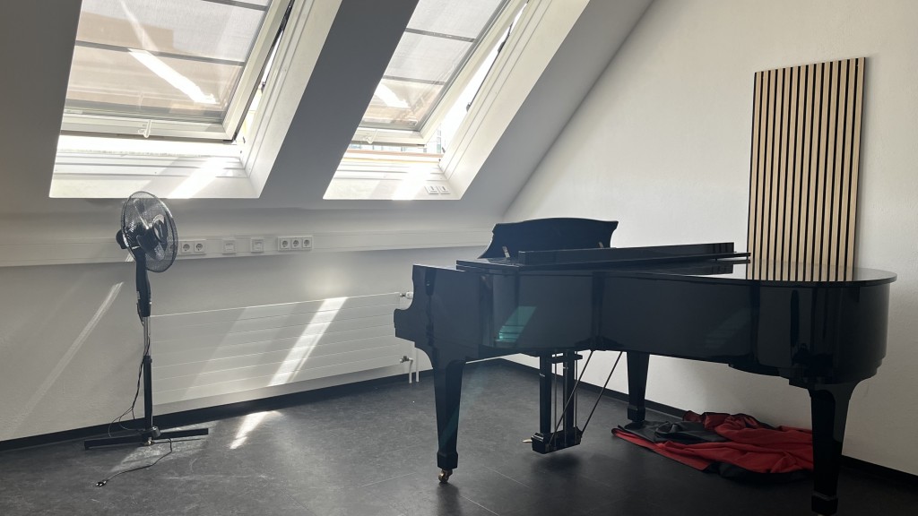 Ein Ventilator neben einem Flügel in der HfM.