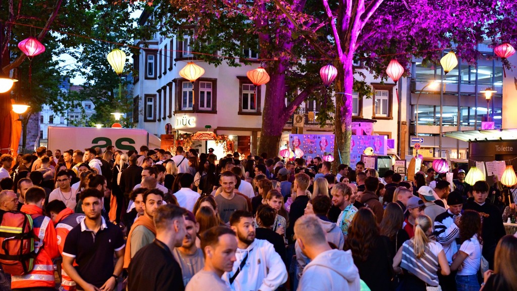 Besucher beim Saarbrücker Altstadtfest. 
