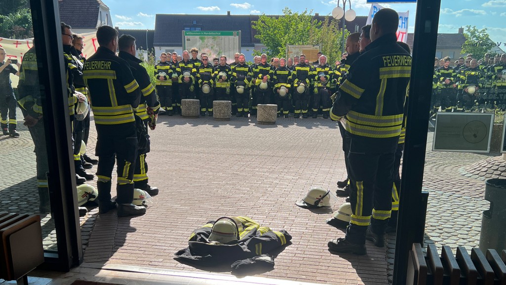 Feuerwehr Mandelbachtal legt die Uniform des zurückgetretenen Wehrführers nieder