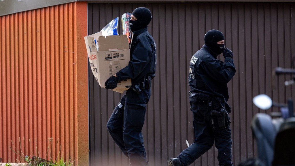 Foto: Polizisten sichern mögliche Beweismittel von Rechtsextremisten
