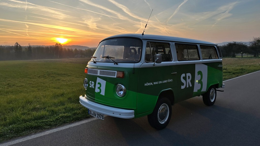 Das GuMo Mobil vor dem Sonnenaufgang