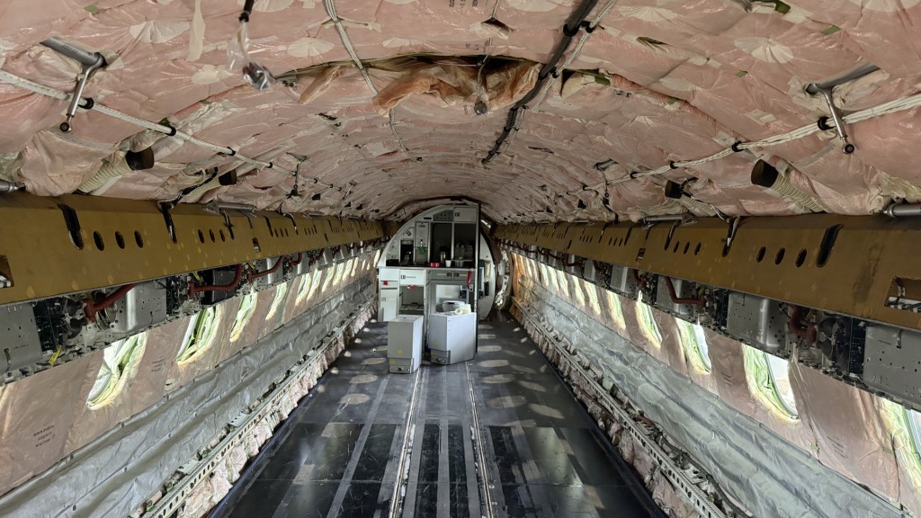 Flugzeug von innen ohne Innenausstattung