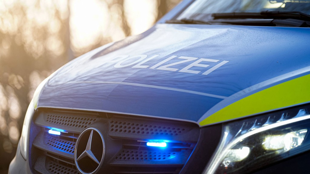 Foto: Polizeiwagen mit Blaulicht bei einem Einsatz
