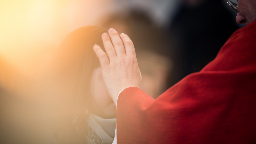Ein Kind wird während des Gottesdienstes gesegnet