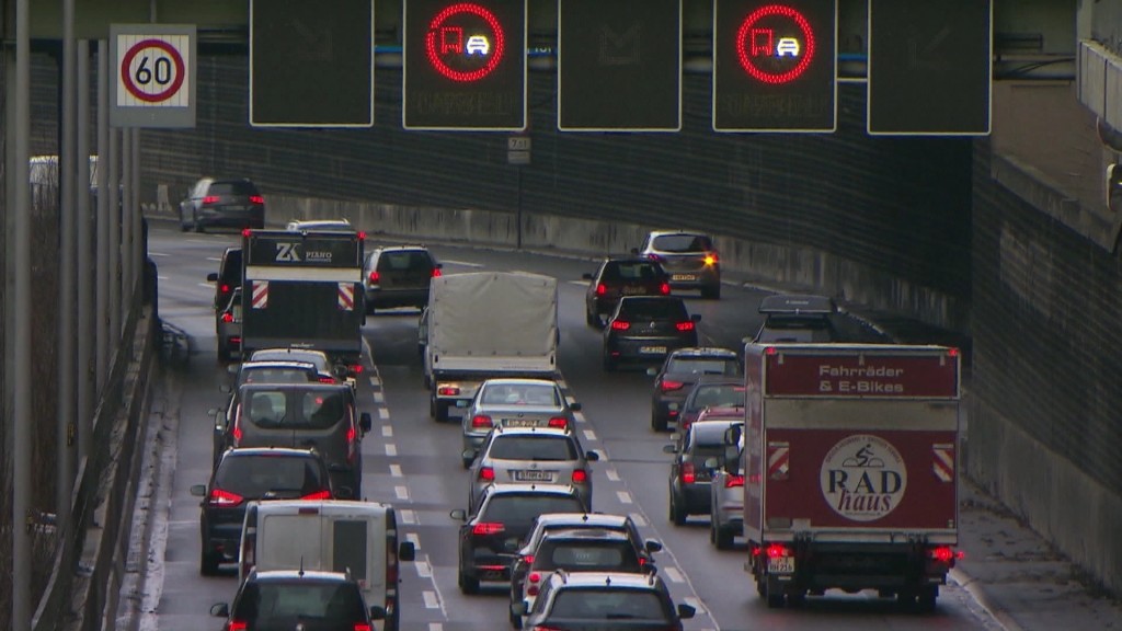 Viele Autos fahren in einen Tunnel