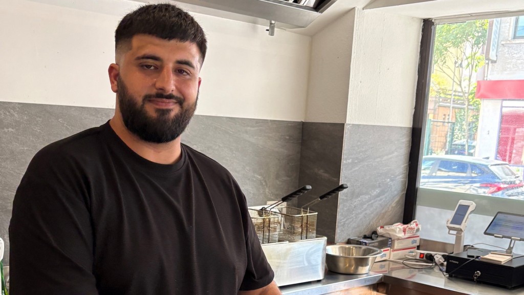 Vedat vor seinen türkischen Woks für Mersin Tantuni