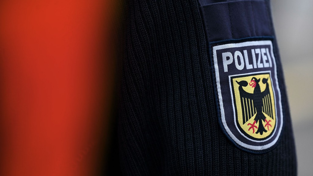 Wappen der Bundespolizei auf einem Ärmel einer Uniform
