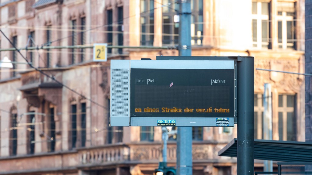 Foto: Elektronische Anzeigentafel weist auf den Warnstreik hin