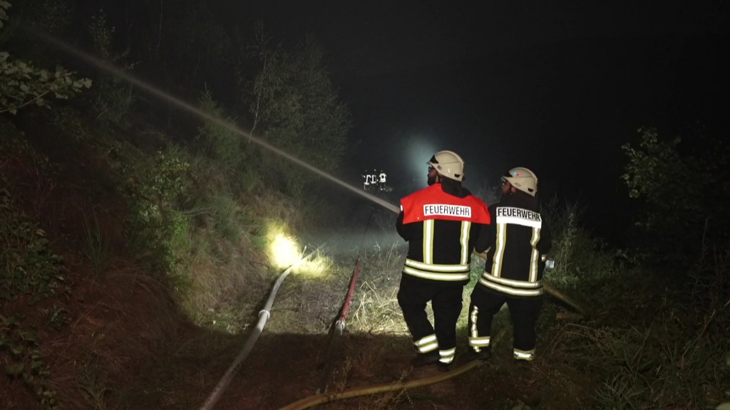 Foto: Feuerwehrmänner, die einen Brand löschen