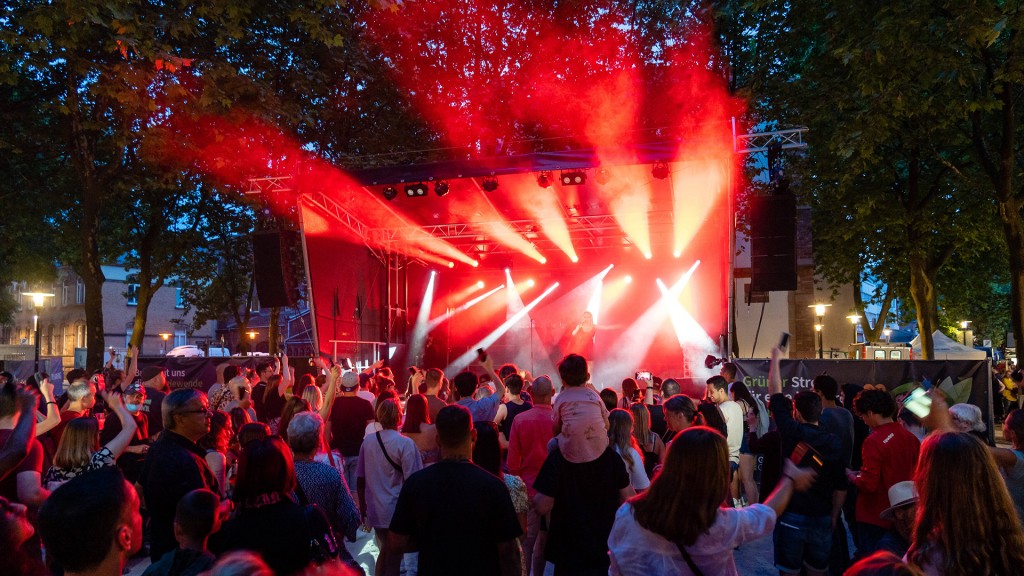 Konzert auf der Hauptbühne am Max-Ophüls-Platz beim Nauwieser Viertelfest, Saarbrücken