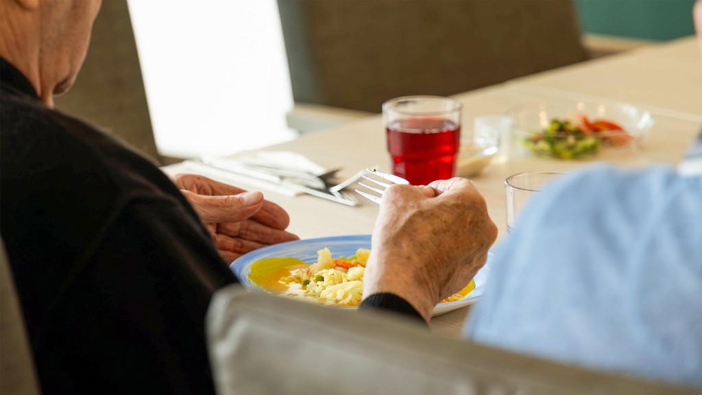 Foto: Bewohner eines Pflegeheims sitzen beim Mittagstisch