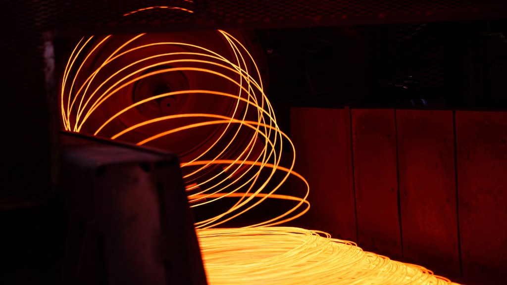 Foto: Stahlproduktion in einem Werk, mit vor Hitze orange-rot leuchtendem Stahl