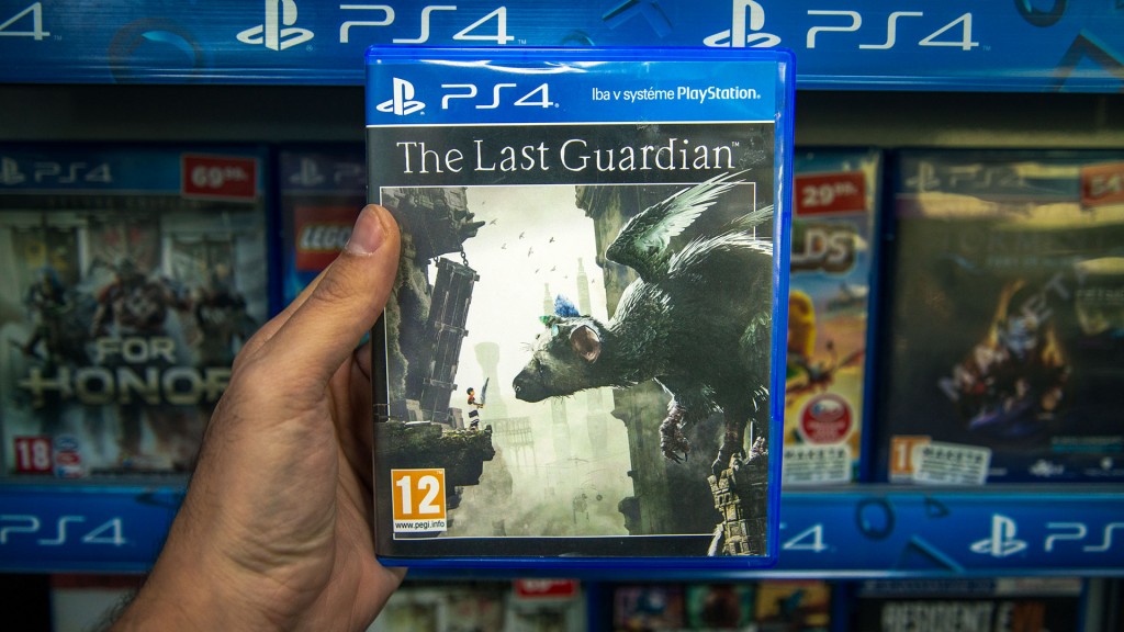 Jemand hält das Videospiel „The Last Guardian“ in der Hand