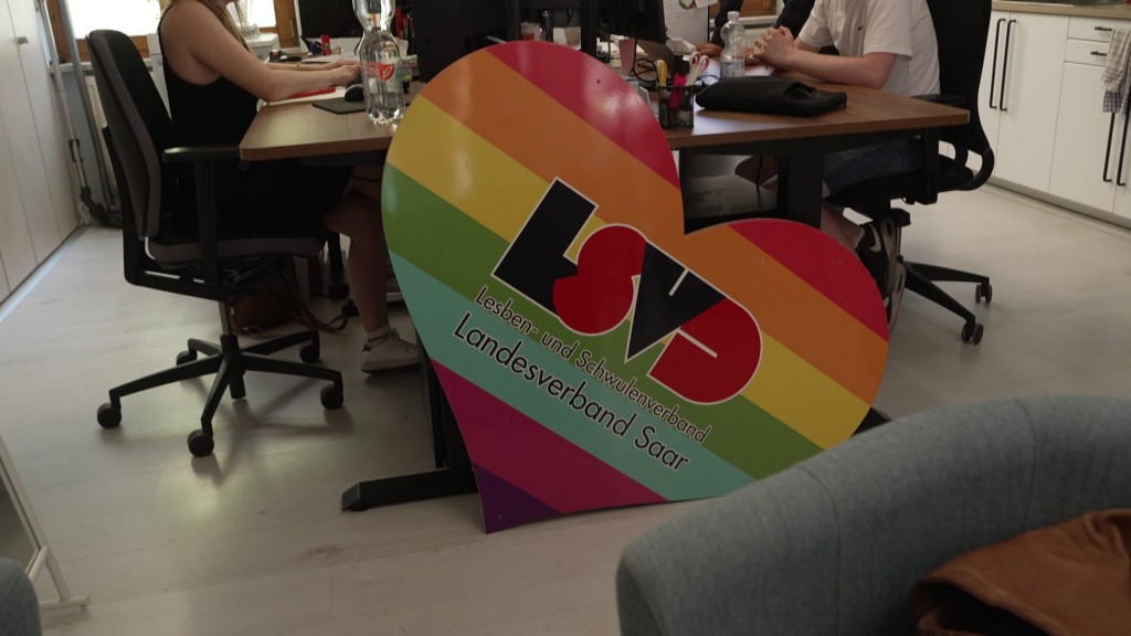 Foto: Regenbogen-Schild des LSVD-Saar
