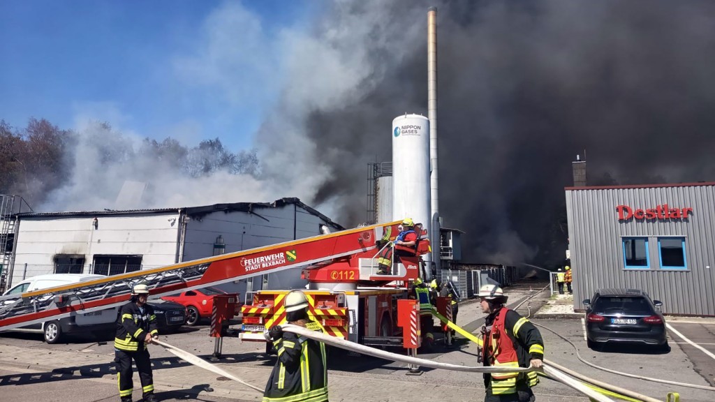 Foto: Rauchwolke über einem Gebäude