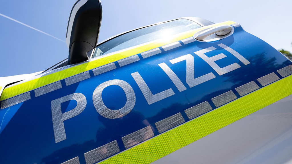 Foto: Offene Tür eines Polizeiwagen