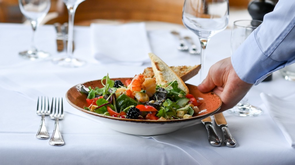 Ein Salat-Teller wird in einem Restaurant serviert.