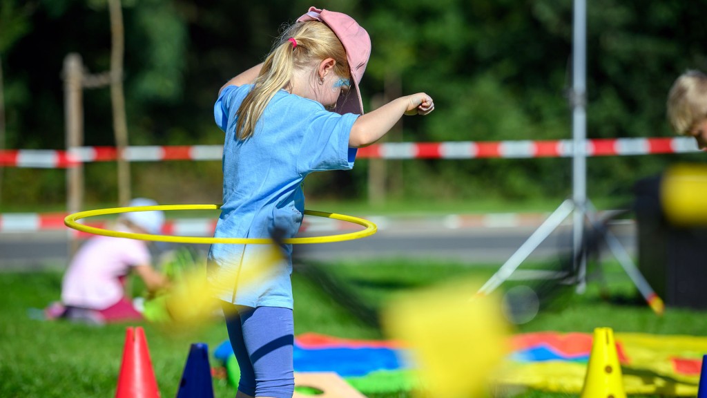 Symbolbild: Kinder spielen auf einer Wiese