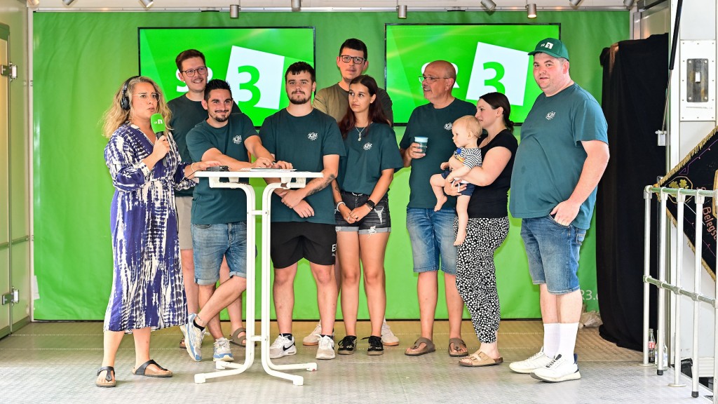 Die KJH auf der Bühne beim Treffpunkt Ü-Wagen in Hostenbach