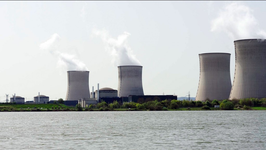 Das Kernkraftwerk Cattenom. Im Vordergrund die Mosel.